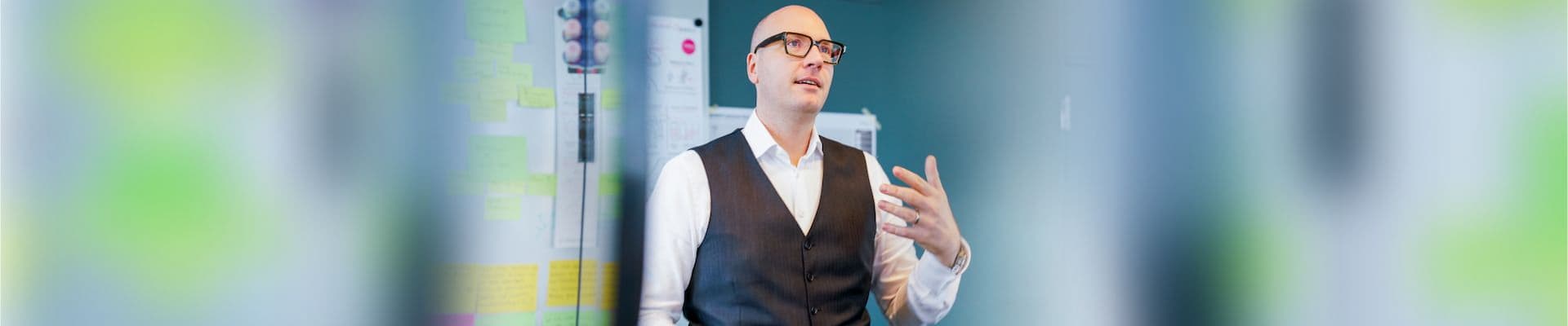 Seminar-Teilnehmer im Fokus während einer Präsentation