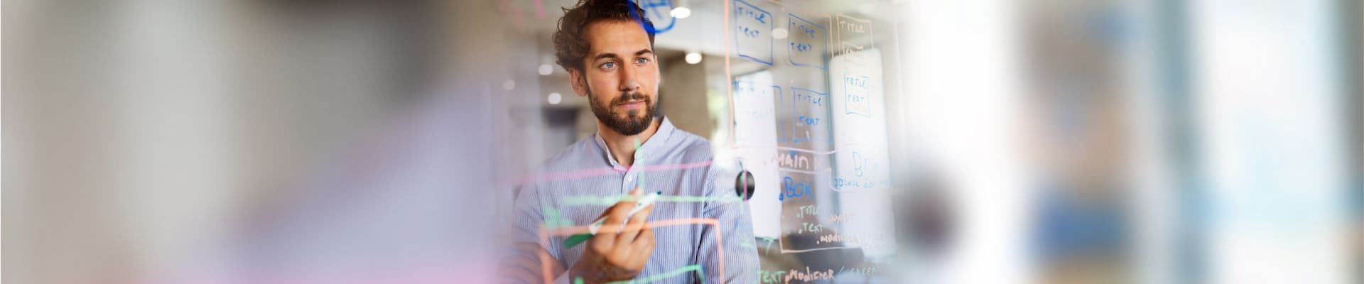 Seminar-Teilnehmer in Aktion an einer Glaswand