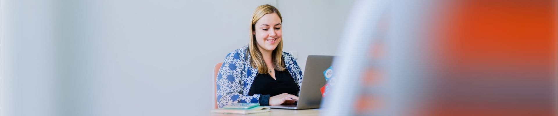 Seminar-Teilnehmerin im Fokus während eines Live-Online Seminars