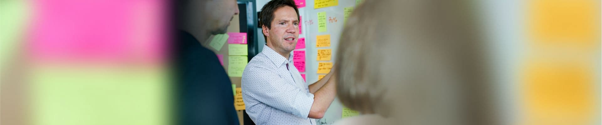 Seminar-Teilnehmer in Aktion an einem Flip-Chart